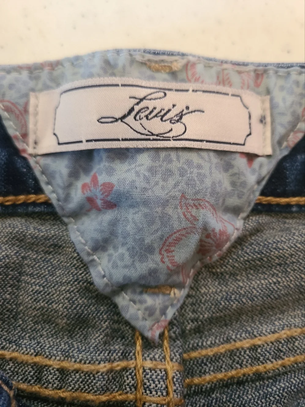 Levi's Womens Red Tab Mid Rise Cuffed Capri Jeans Size 8 Button Flap Pocket